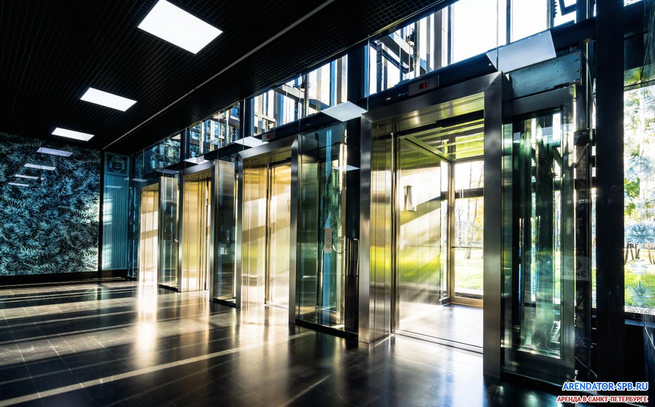 бизнес-центр «Зима» : Зима - лифтовый холл на 1-м этаже и панорамные лифты